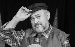 Werner Pelz spielt den Zauberer und den Bauern