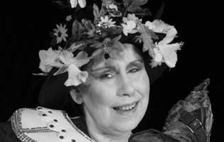Uta Opitz spielt die Hexe Bastinda und die Blumenwiese